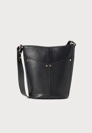 Czarna skórzana torebka typu bucket z pojedynczym paskiem na ramię, z dwiema przednimi kieszeniami i złotymi akcentami. Gładka tekstura i wyraźny kształt.