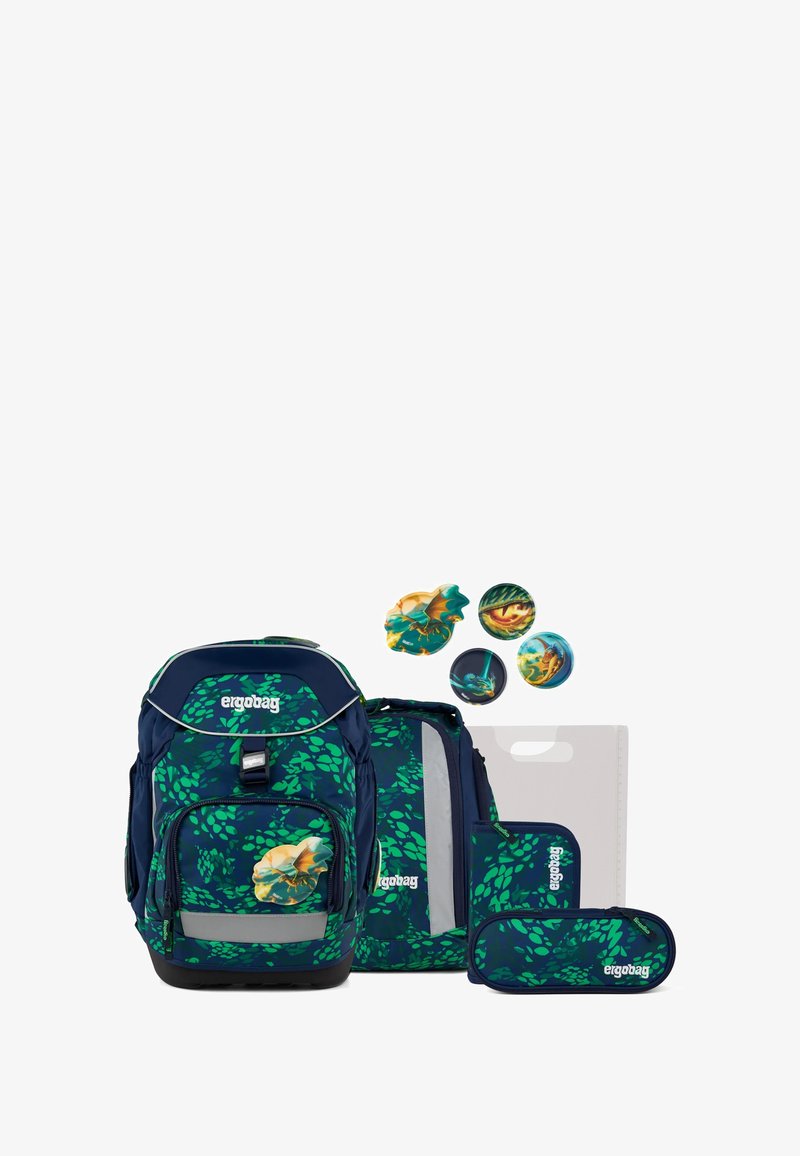 Ensemble de sac à dos ergonomique en bleu foncé avec des motifs de feuilles vertes ; comprend une trousse, un classeur et des badges décoratifs. Accents réfléchissants inclus.