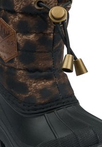 Botte isolante noire et marron avec une tige en nylon texturé, une partie inférieure en caoutchouc, une fermeture à cordon de serrage et des détails en bronze.