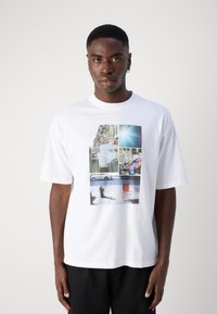 Scotch & Soda JOE JONAS WASHED PHOTO PRINT - Apdrukāts T-krekls - white pastel