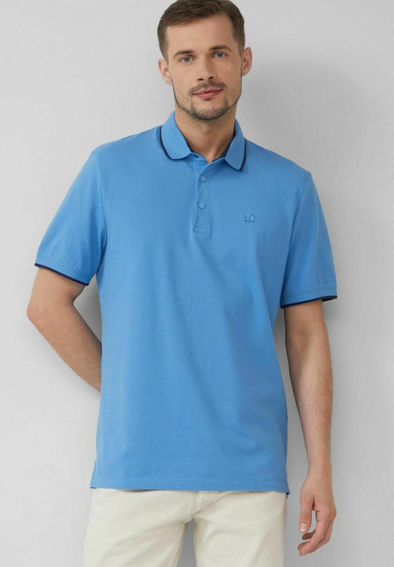 Hellblaues Polohemd mit Kragen, kurzen Ärmeln und einer Knopfleiste. Verfügt über einen dunklen Besatz am Kragen und an den Ärmeln.