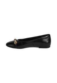 Schwarze Leder-Ballerinas mit runder Zehenform, ausgestattet mit einer goldfarbenen Schnalle auf der Vorderseite, glatter Textur und einer flachen Sohle.