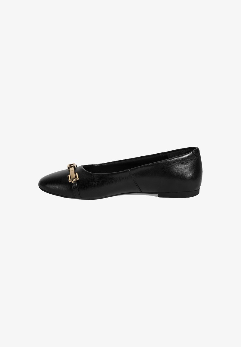 Schwarze Leder-Ballerinas mit runder Zehenform, ausgestattet mit einer goldfarbenen Schnalle auf der Vorderseite, glatter Textur und einer flachen Sohle.