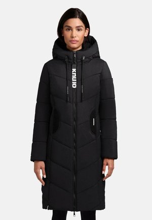 Sort polstret parka med lynlås, stor hætte og kontrastsyninger. Lomme på siden med mesh-paneler, logodetalje på snoretræk.