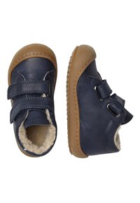 Námornické kožené dětské boty s dvěma suchými zipy, umělou kožešinovou podšívkou a hnědou gumovou podrážkou. Zaoblený design špičky s detaily v prošívání.