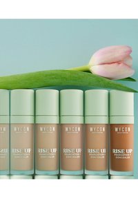 WYCON Cosmetics RISE UP FOUNDATION + CONCEALER FONDOTINTA MULTIFUNZIONE DAL FINISH LUMINOSO E UNIFORMANTE - Fondotinta - deep honey
