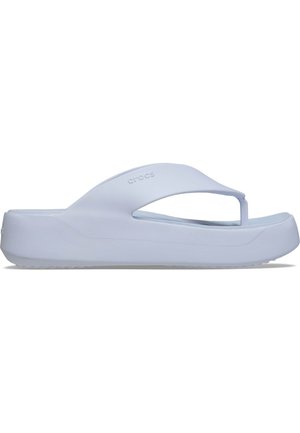 Chancla blanca de goma con una plataforma alta, diseño de tira en forma de T y suela texturizada para mayor agarre. Branding minimalista visible.