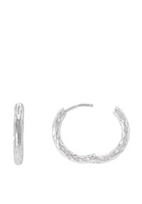 Orecchini a cerchio in argento con una texture martellata, forma circolare e una chiusura sicura. La finitura liscia e i bordi lucidati ne esaltano l'appeal visivo.