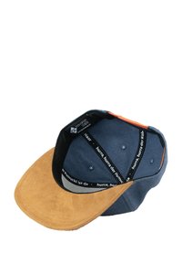 Mütze mit einem blauen Stoffkörper und einer braunen Wildlederbrim. Innenbereich mit schwarzen Akzenten und Text. Sechsteiliger Entwurf mit gestickten Details.