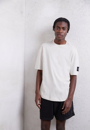 MONOGRAM BADGE OVERSIZED TEE - T-shirt basic - eggshell