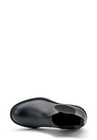 Stivale alla caviglia in pelle nera con pannelli elastici sui lati, punta arrotondata e finitura liscia. Il design presenta cuciture minime e una suola robusta.