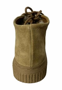 Botín de ante marrón con suela de goma texturizada, puntera redondeada y caña plegada; cuenta con cordones y un forro interior suave.