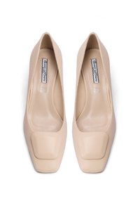 Décolleté in pelle beige con punta quadrata e texture liscia. Caratterizzate da una silhouette elegante e un design minimalista, adatte per occasioni formali.