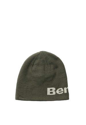 Ciemnozielona dziergana czapka typu beanie z częściowym białym tekstem "Ben" widocznym na dolnej krawędzi.