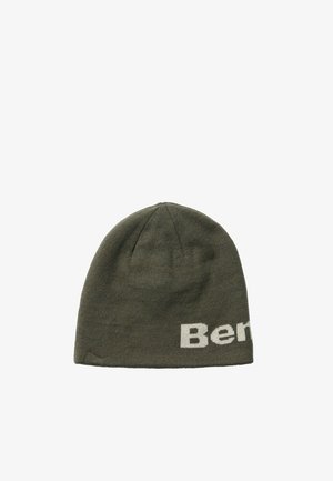 Ciemnozielona dziergana czapka typu beanie z częściowym białym tekstem "Ben" widocznym na dolnej krawędzi.