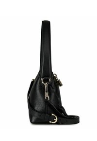 Borsa nera in pelle con finitura testurizzata, tracolla regolabile e dettagli in argento. Presenta una tasca laterale con dettaglio a lucchetto.