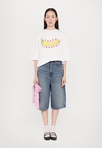 Fiorucci BANANA SOUND - Trükipildiga T-särk - white