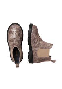 Kotníkové boty s kovovým hnědým texturovaným svrškem, elastickými bočními panely a černou gumovou podrážkou. Obsahují poutko na zadní straně.