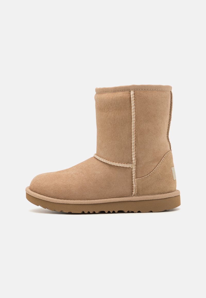 UGG CLASSIC II UNISEX - Klassikalised poolsaapad - sand