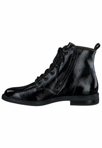 Botas altas negras de charol brillante, con cordones, ojales, un tirador y una suela de goma plana con poco agarre.