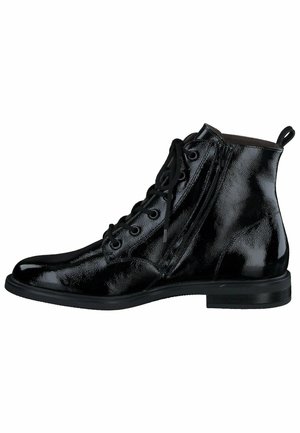 Stivali high-top neri in vernice lucida, con lacci, occhielli, un'etichetta sul tallone e una suola in gomma piatta con un tread minimo.