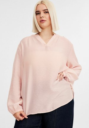 Ljusrosa långärmad blus med V-ringning, lös passform och rynkade ärmslut. Tillverkad av en texturerad tyg med en subtil lyster.