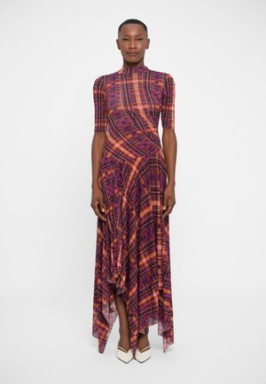 Violetti ja oranssi ruudullinen mekko, jossa on lyhyet hihat ja korkea kaulus. Pulska, epäsymmetrinen helma, jossa on laskostus yksityiskohtana; sileä kangaslaatu.