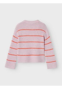Prúžkovaný pletený sveter s svetloružovým základom a živými oranžovými horizontálnymi pruhmi, ribbovanou textúrou a skráteným dizajnom.