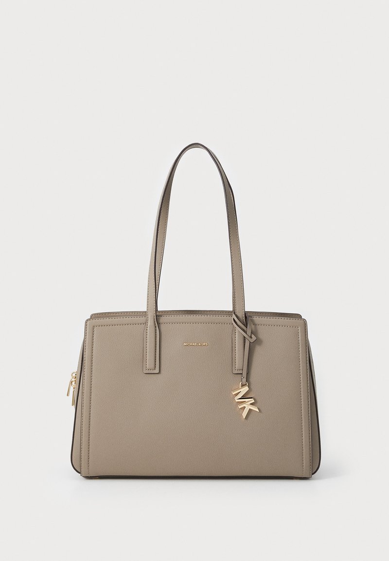 Sac à main structuré beige avec deux poignées supérieures, quincaillerie dorée, détails du logo et fermeture éclair. Matériau synthétique lisse.