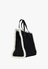 Borsa tote in suede nero con rifinitura in shearling bianco, dotata di doppi manici in pelle nera e design spazioso, adatta all'uso quotidiano.