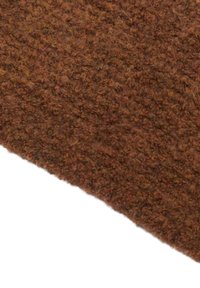 Tappeto tessuto marrone con una superficie spessa e pelosa e lievi variazioni di colore, comprese sfumature di ruggine e toni terrosi.