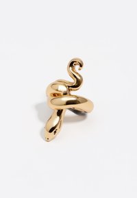 Anillo de color dorado con forma de serpiente, que presenta un acabado liso y pulido con intrincados detalles en la cabeza y la cola.