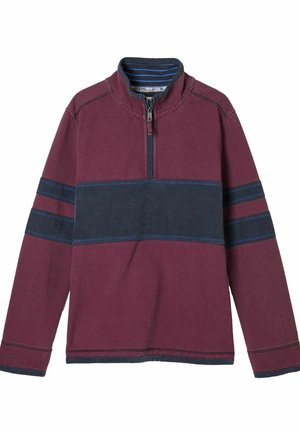 Bordeauxrode en marineblauwe pullover met ritskraag, voorzien van een gestreepte marineblauwe band over de borst met contrasterende stiknaden en lange mouwen. Zachte textuur.