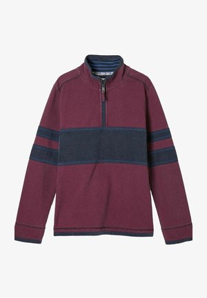 Bordeauxrode en marineblauwe pullover met ritskraag, voorzien van een gestreepte marineblauwe band over de borst met contrasterende stiknaden en lange mouwen. Zachte textuur.
