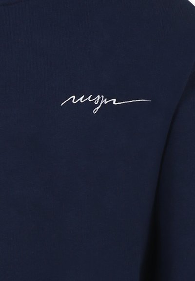 Felpa blu navy realizzata in tessuto morbido, con un dettaglio della firma ricamato in bianco sul petto. Design semplice, senza ulteriori motivi.