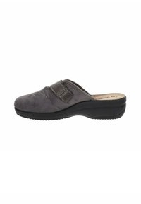 Scarpa slip-on in suede grigia con punta arrotondata, caratterizzata da una larga fascia in pelle e cuciture texture, montata su una suola in gomma nera.
