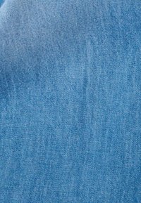 Tessuto di cotone azzurro chiaro con una superficie liscia e un sottile motivo a trama diagonale, adatto per abbigliamento o lavori di craft.