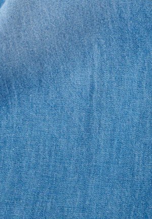 Tissu en coton bleu clair avec une texture lisse et un subtil motif de tissage diagonal, adapté pour les vêtements ou les travaux manuels.