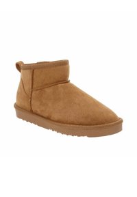 Stivale alla caviglia in suede marrone con punta arrotondata, texture morbida, dettagli imbottiti e suola in gomma; include una piccola linguetta sul tallone per facilitare la calzata.