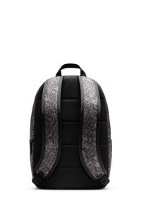Schwarzer Rucksack mit gepolsterten, verstellbaren Trägern, die ein graues abstraktes Muster aufweisen. Enthält ein Tragegriff an der Oberseite und eine seitliche Reißverschlusstasche für die Aufbewahrung.