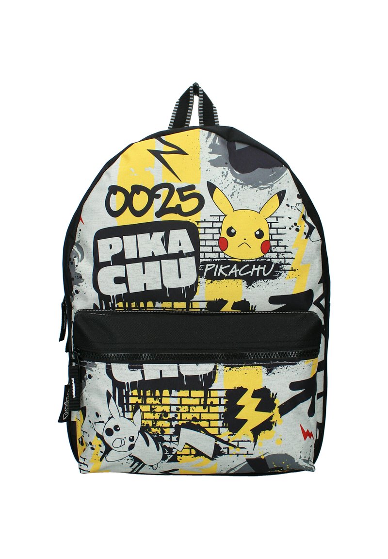 Sac à dos noir et gris avec des graphismes de Pikachu, des éclairs jaunes et du texte. Équipé d'une poche zippée à l'avant et de bretelles rembourrées.
