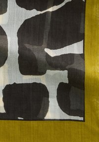 Zwart en grijs abstract patroon op stof, omlijst door een contrasterende olijfgroene rand. Soepele textuur, lichtgewicht materiaal.