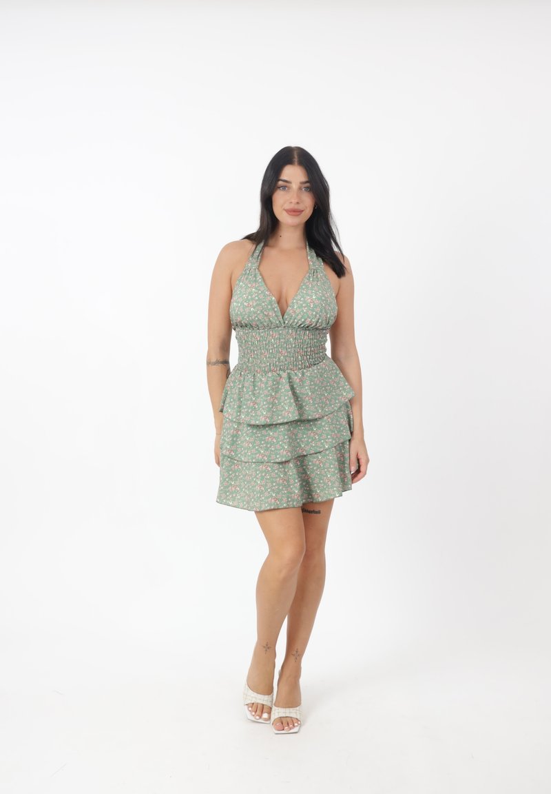 Grünes blumiges Halfterkleid mit tailliertem Oberteil, gerafftem Bund und mehrlagigem Rüschensaum. Verfügt über einen V-Ausschnitt und leichten Stoff.