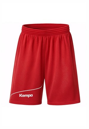 Rode mesh sportshorts met elastische tailleband en wit "Kempa"-logo nabij de linkerzoom, ontworpen voor sportgebruik.