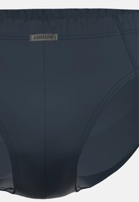 Mörkblå simkalsong med synlig sömnad och en liten rektangulär etikett märkta "AMMANN" på den främre midjebandet.