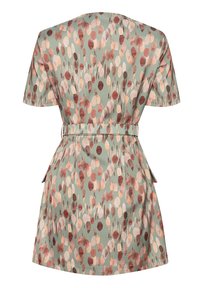 Robe à manches courtes en tissu vert pâle avec un motif aquarelle de pois rose, rouge et crème ; comprend une ceinture à la taille et des poches latérales.