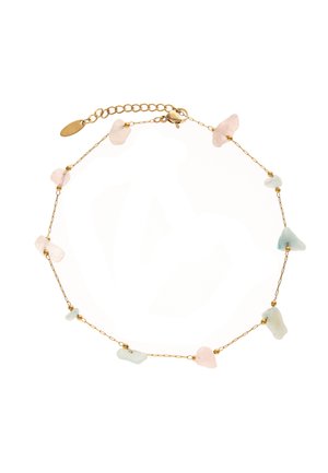 Delikatna złota bransoletka z łańcuszkiem, ozdobiona nieregularnymi koralikami z różowego i jasnoniebieskiego kamienia oraz złotym zapięciem typu karabińczyk z przedłużką.