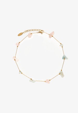 Delikatna złota bransoletka z łańcuszkiem, ozdobiona nieregularnymi koralikami z różowego i jasnoniebieskiego kamienia oraz złotym zapięciem typu karabińczyk z przedłużką.
