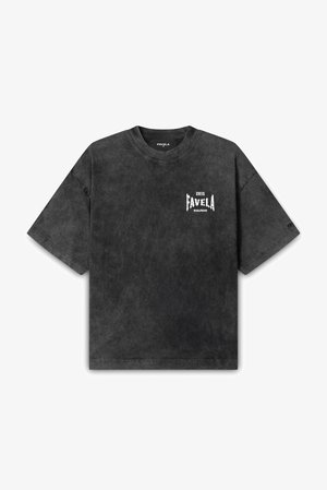 Schwarzes T-Shirt mit kurzen Ärmeln aus Baumwolle; hat eine leichte Acid-Wash-Textur. Auf der Vorderseite befindet sich der weiße Schriftzug "FAVELA 2015 WORLDWIDE."