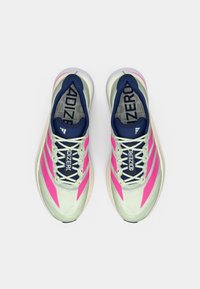 Keve sneakers dengan bagian atas jaring hijau mint, garis-garis merah muda, aksen biru navy, dan sol yang empuk untuk dukungan dan kenyamanan.